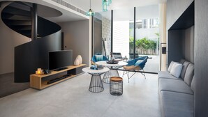 A modern living room with a TV, sofa, coffee table, and chairs. - Oceanphere Pattaya Villa (Sattahip)