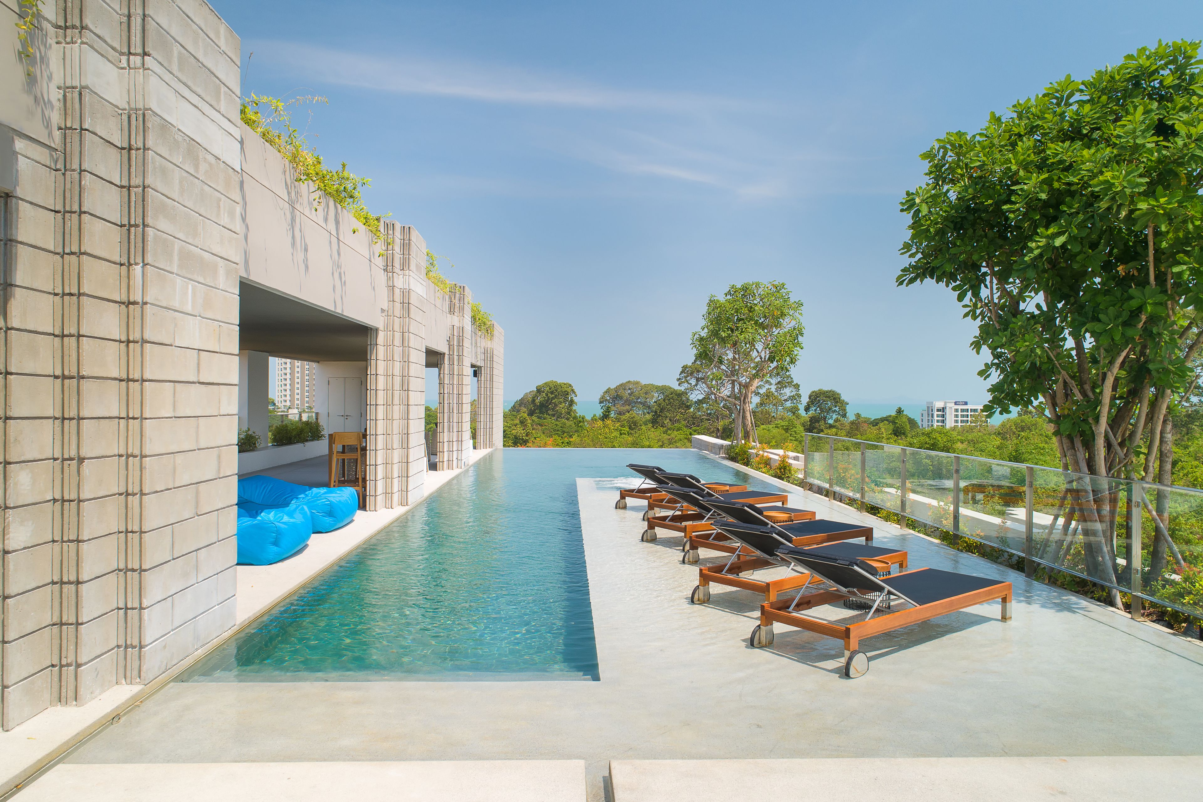 สระว่ายน้ำกลางแจ้ง, เก้าอี้อาบแดดริมสระ