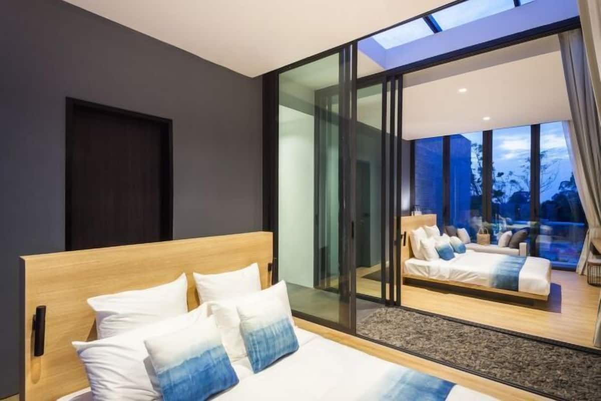Premium bedding, down duvets, pillow-top beds, free minibar items