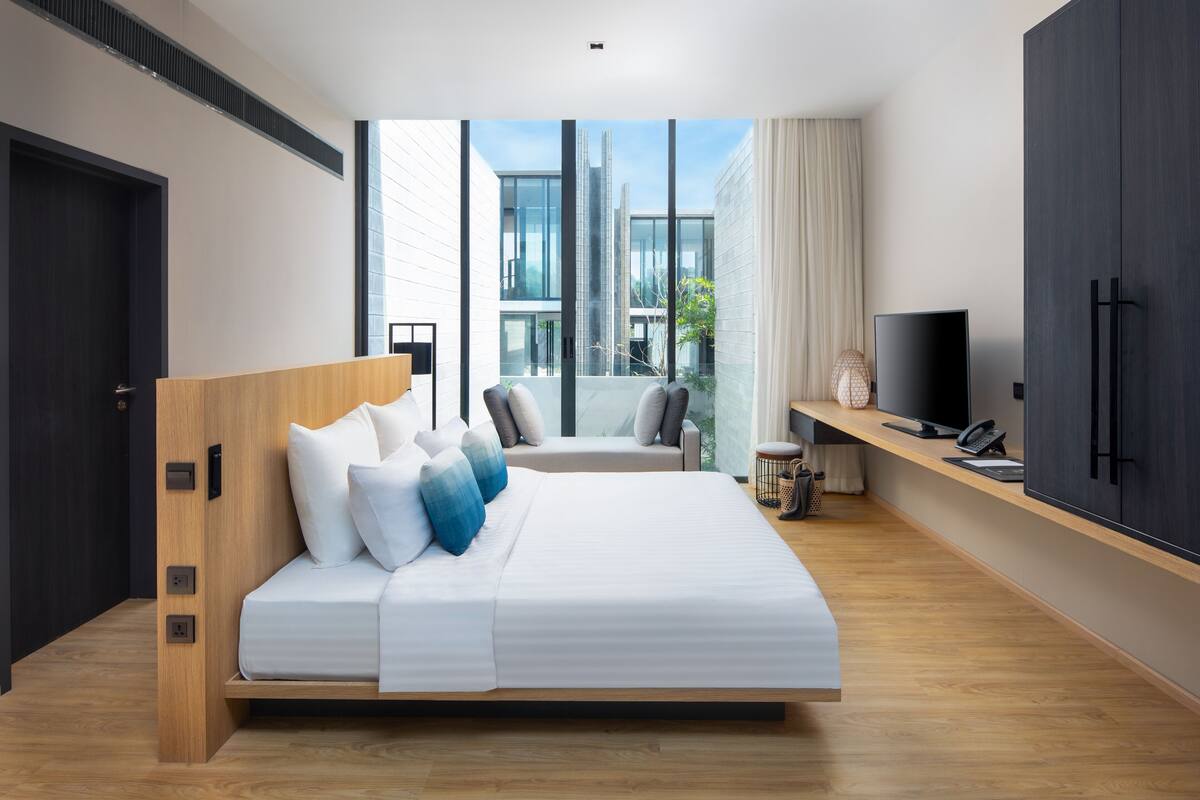 Premium bedding, down duvets, pillow-top beds, free minibar items