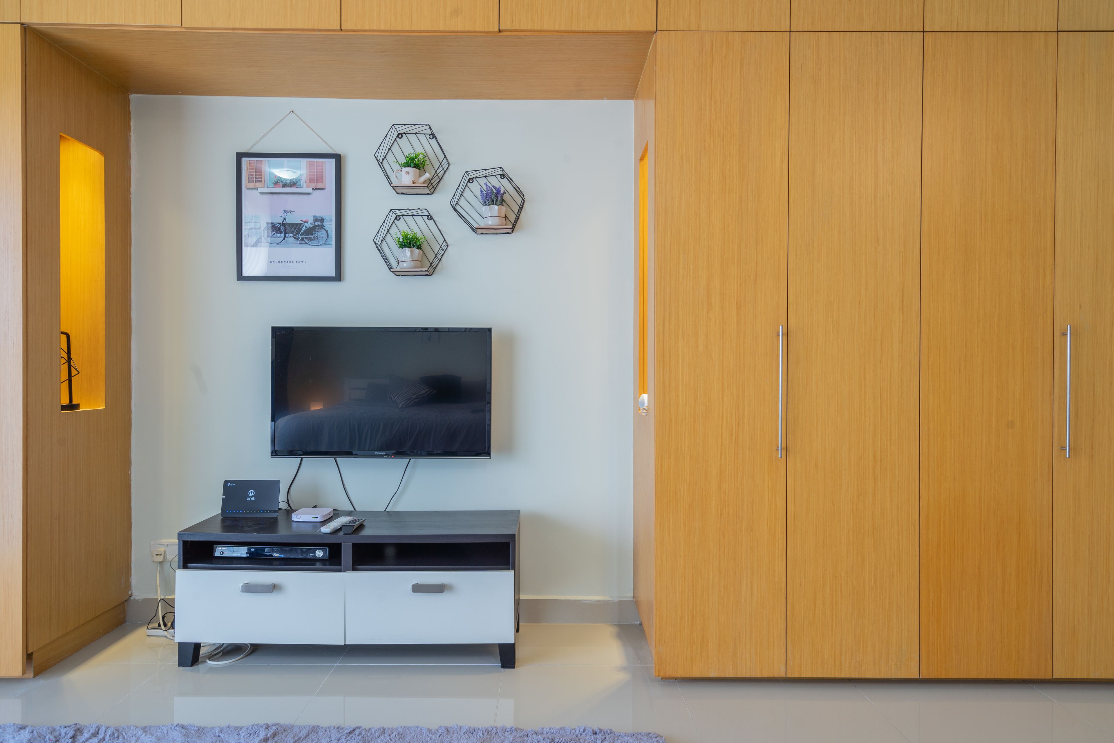 comfort studio | living area | led tv