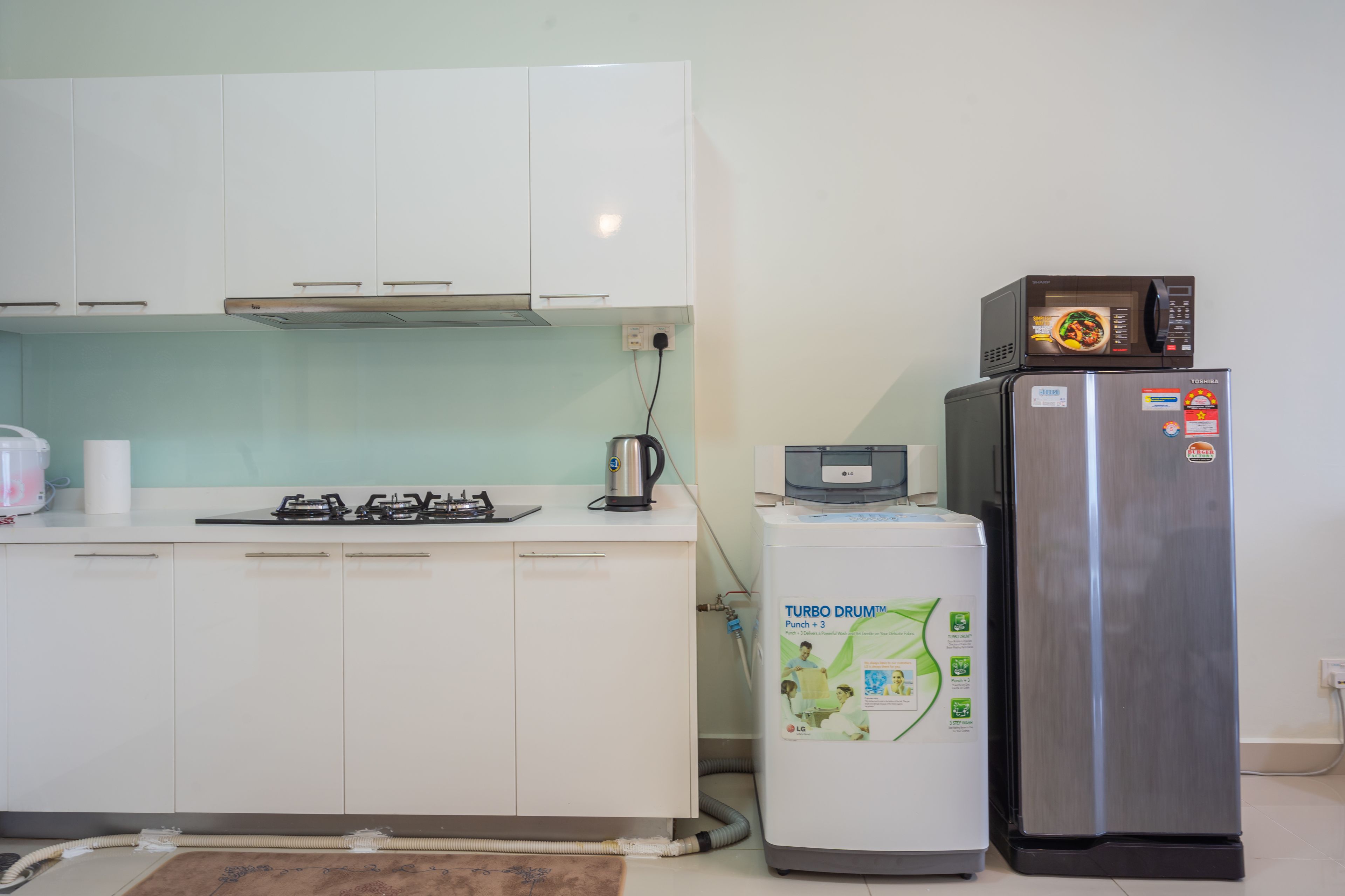 comfort studio | private kitchen | fridge, microwave, stovetop, electric kettle