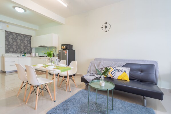 Comfort Studio | Living room | 32-inch LED TV with satellite channels, TV