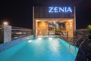 Una piscina al aire libre
