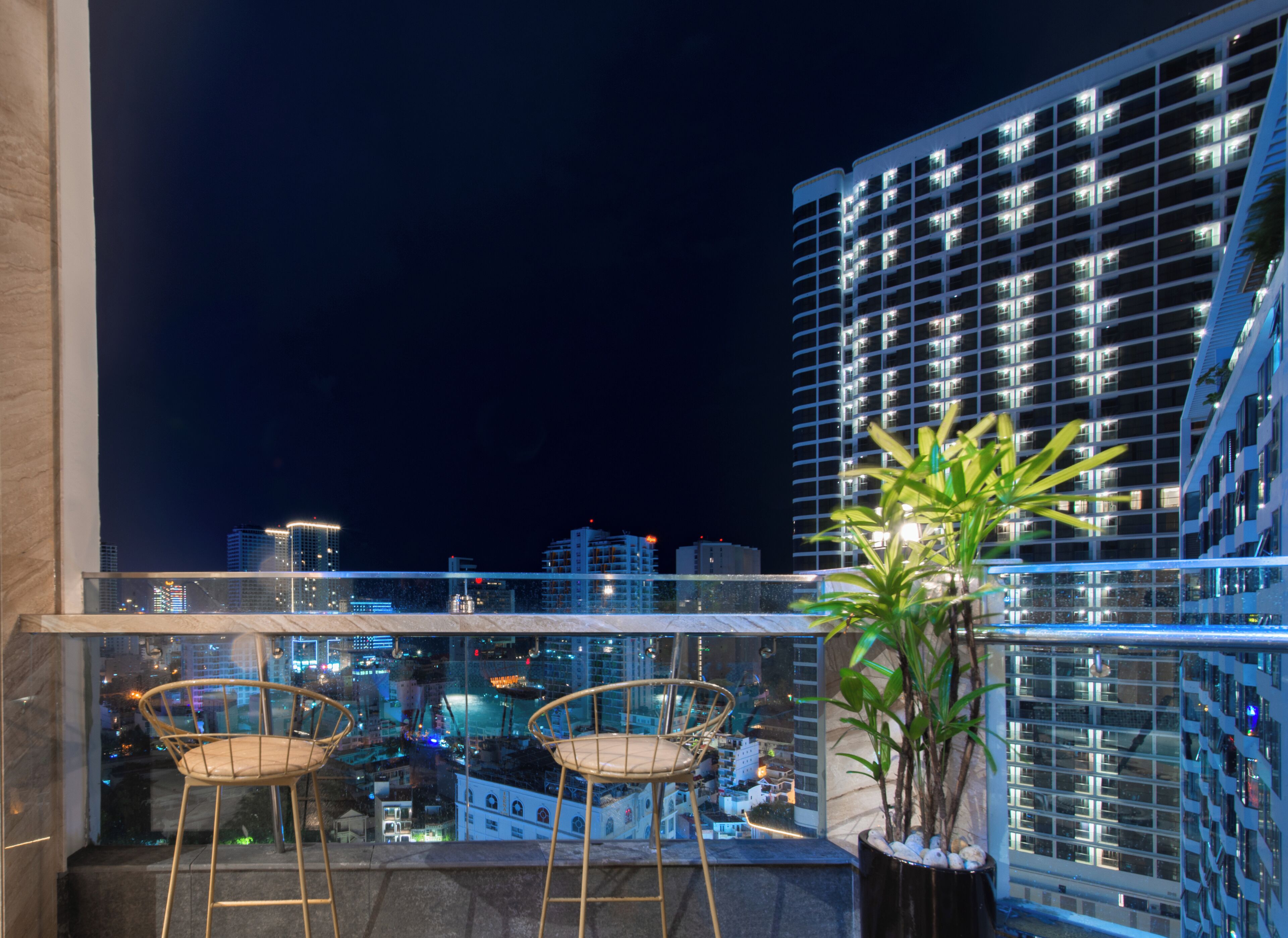 บริการอาหารเช้า อาหารกลางวัน อาหารเย็น, อาหารท้องถิ่นและนานาชาติ