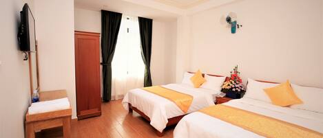 Kamar Quadruple | Minibar, meja kerja, tirai kedap cahaya, dan kedap suara