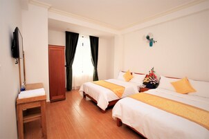 Quadruple Room | Minibar, desk, blackout drapes, soundproofing