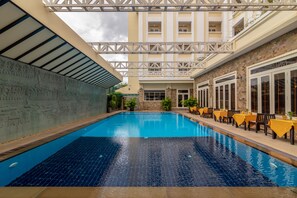 Outdoor pool - Hotel de la Renaissance (Siem Reap)