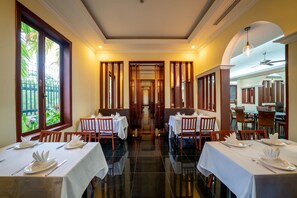 Breakfast, lunch and dinner served - Hotel de la Renaissance (Siem Reap)