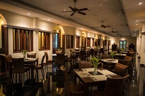 Breakfast, lunch, dinner and brunch served - Hotel de la Renaissance (Siem Reap)