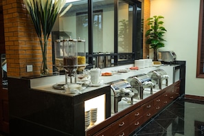 Cooked-to-order breakfast for a fee on weekends - Hotel de la Renaissance (Siem Reap)