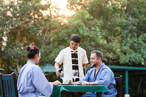 Breakfast, lunch and dinner served - Hotel de la Renaissance (Siem Reap)