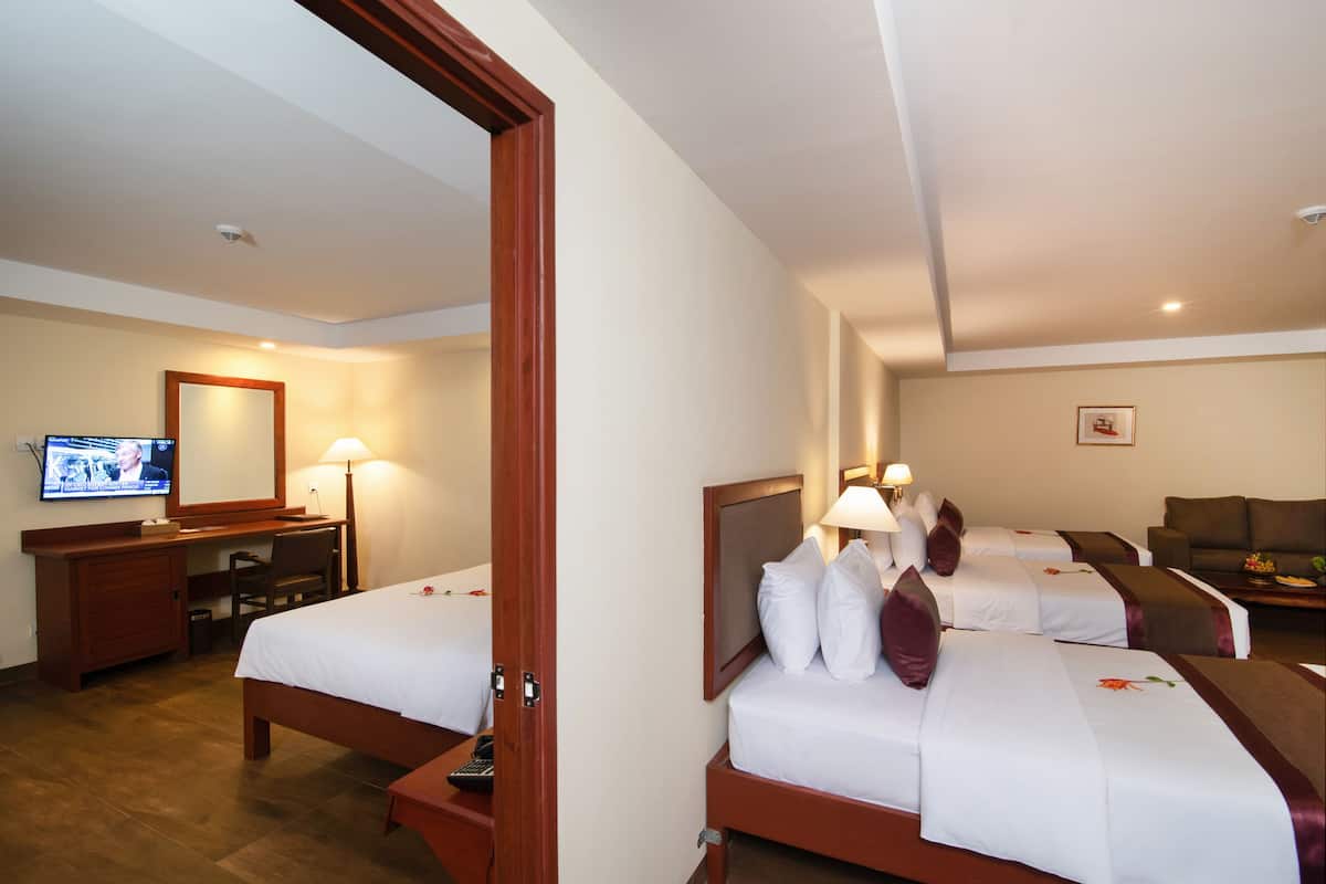Family Suite, Connecting Rooms, Bathtub | 1 多间卧室、埃及棉床单、高档床上用品、迷你吧
