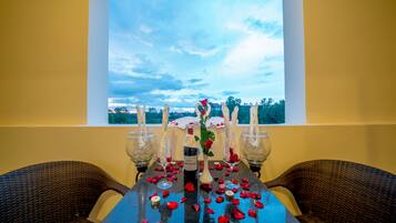 Deluxe Triple Room, Bathtub, Balcony | Vistas del balcón