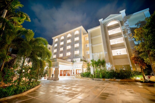 Front of property - evening/night - Hotel de la Renaissance (Siem Reap)