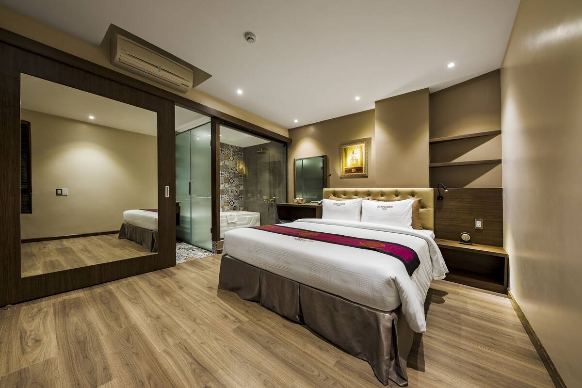ห้องดีลักซ์, อ่างอาบน้ำ (indoor window) | ตู้นิรภัยในห้องพัก, โต๊ะทำงาน, Wi-Fi ฟรี