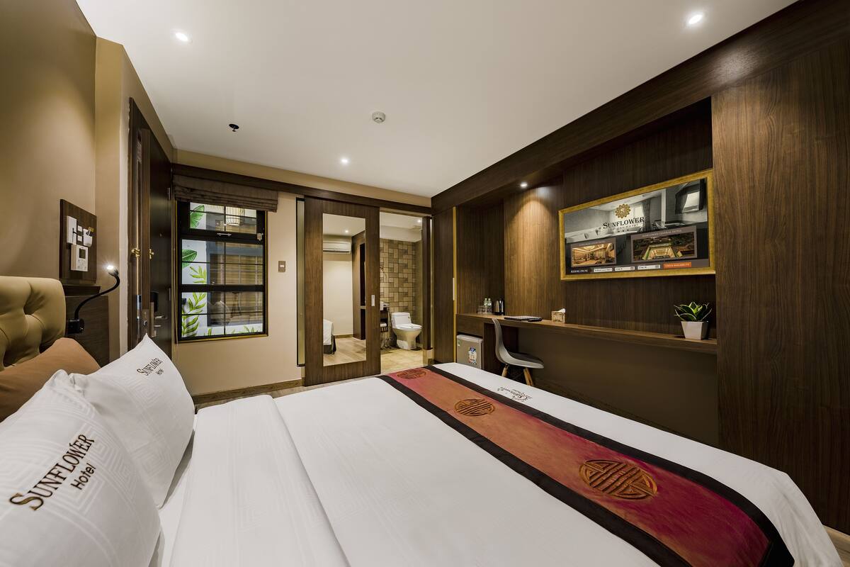 ห้องดีลักซ์ (WITH SHOWER- indoor window) | ตู้นิรภัยในห้องพัก, โต๊ะทำงาน, Wi-Fi ฟรี