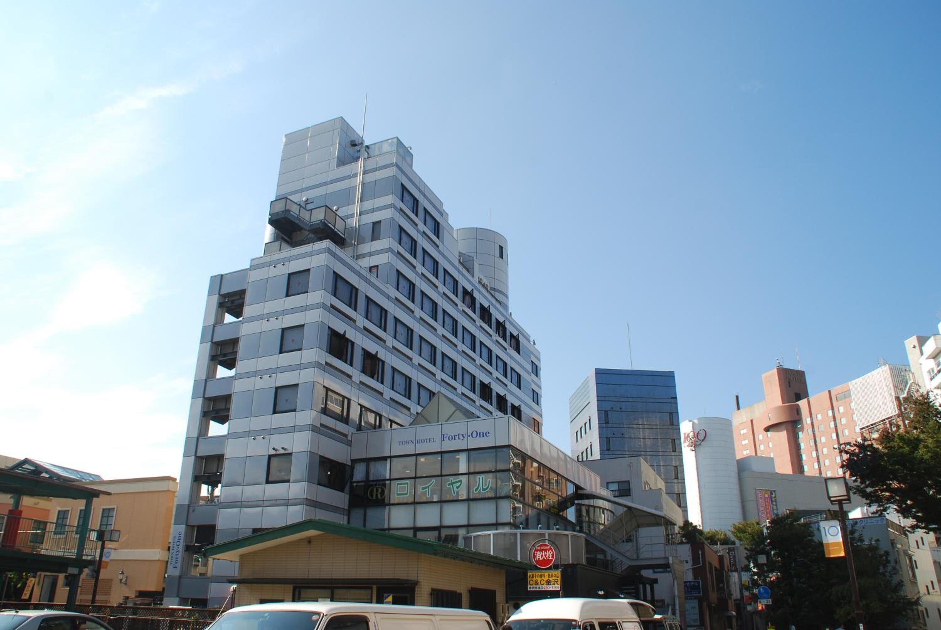 Un hotel de varios pisos con un diseño moderno, con balcones y una señalización destacada que dice 'Forty-One'.