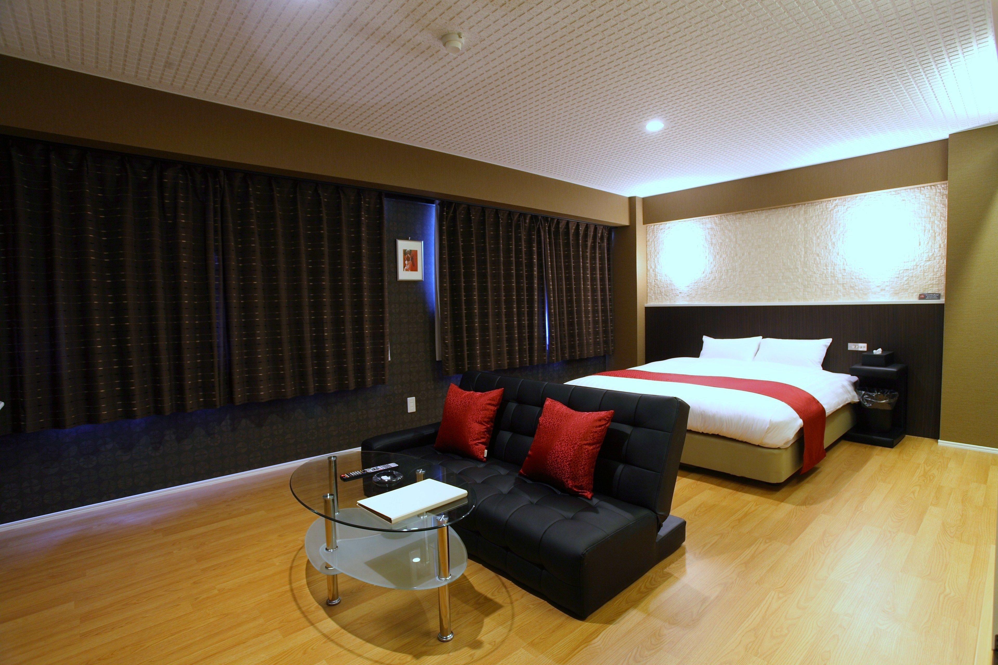 ダブルルーム 喫煙可 | 羽毛の掛け布団、客室ごとに異なる装飾、デスク、ノートパソコン用作業スペース