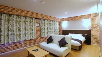 Habitación doble, para fumadores | Edredón, decoración personalizada y escritorio