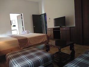 Deluxe-Suite, 1 Schlafzimmer, Kühlschrank und Mikrowelle, zum Garten hin | Balkon