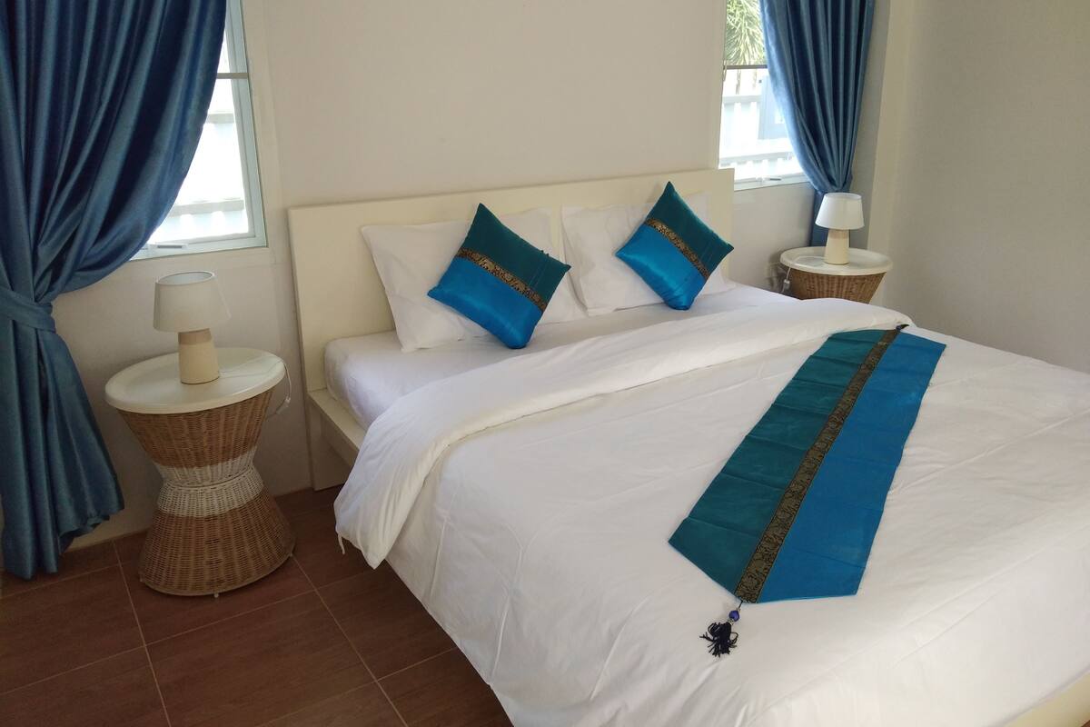 In-room safe, soundproofing, free WiFi, bed sheets