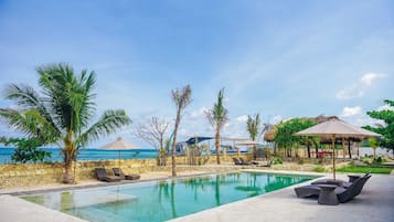 2 outdoor pools, pool loungers