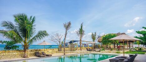 2 piscines a l'aire lliure i gandules