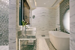 Royal M Suite | Bathroom - Royal M Hotel Abu Dhabi by Gewan (Abu Dhabi)