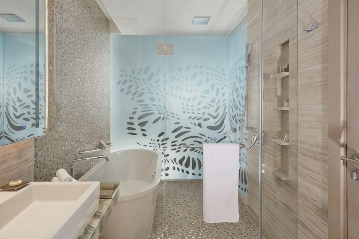 Bañera y ducha independientes y artículos de higiene personal gratuitos