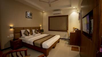 1 bedroom, Egyptian cotton sheets, premium bedding, desk