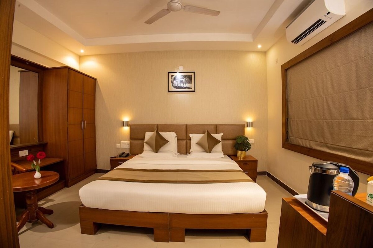 1 bedroom, Egyptian cotton sheets, premium bedding, desk