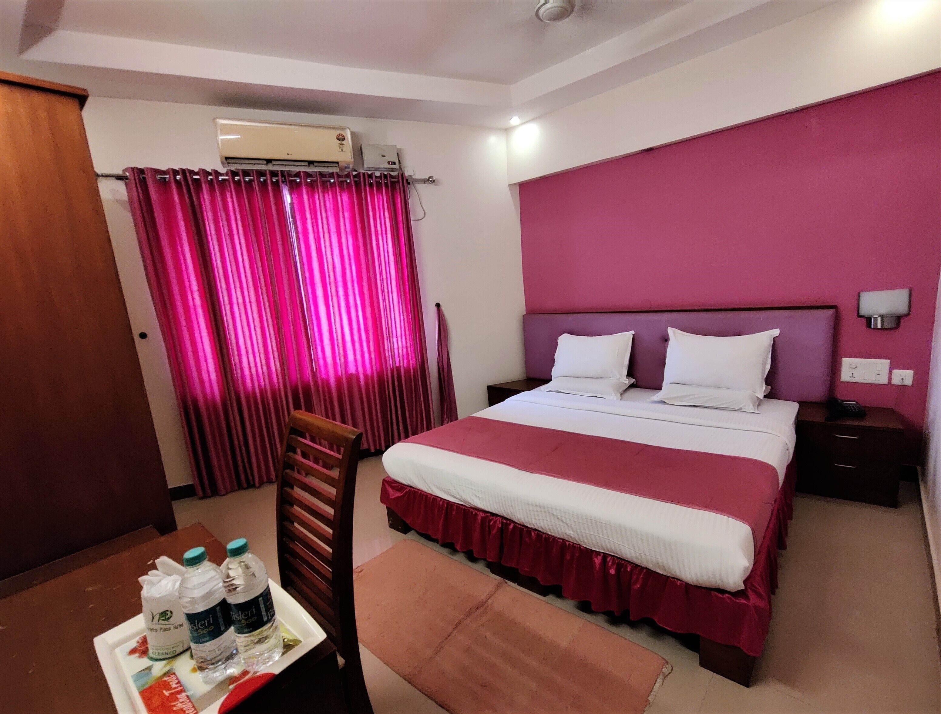 1 bedroom, Egyptian cotton sheets, premium bedding, desk
