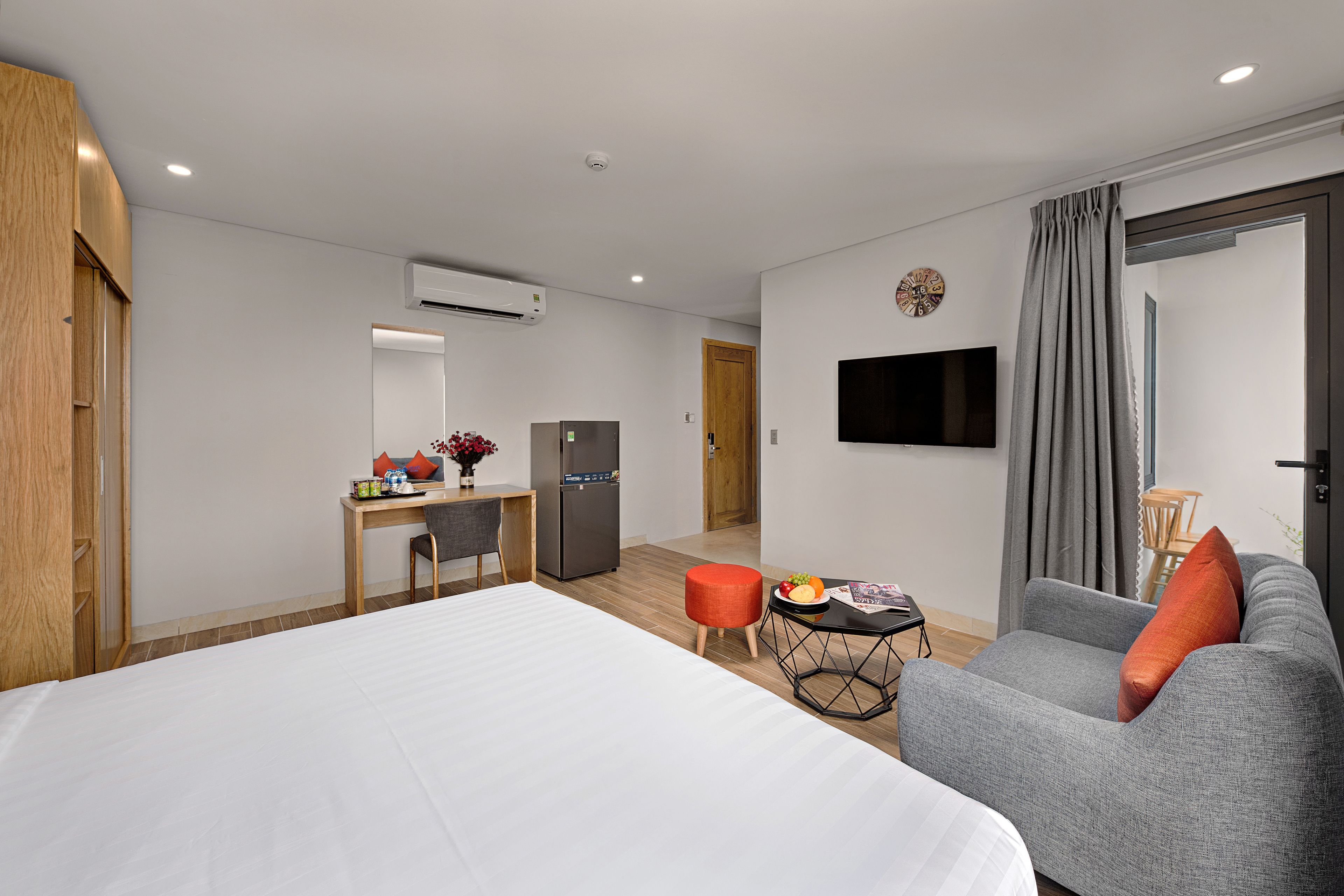 deluxe apartment, balcony | minibar, desk, laptop workspace, blackout curtains