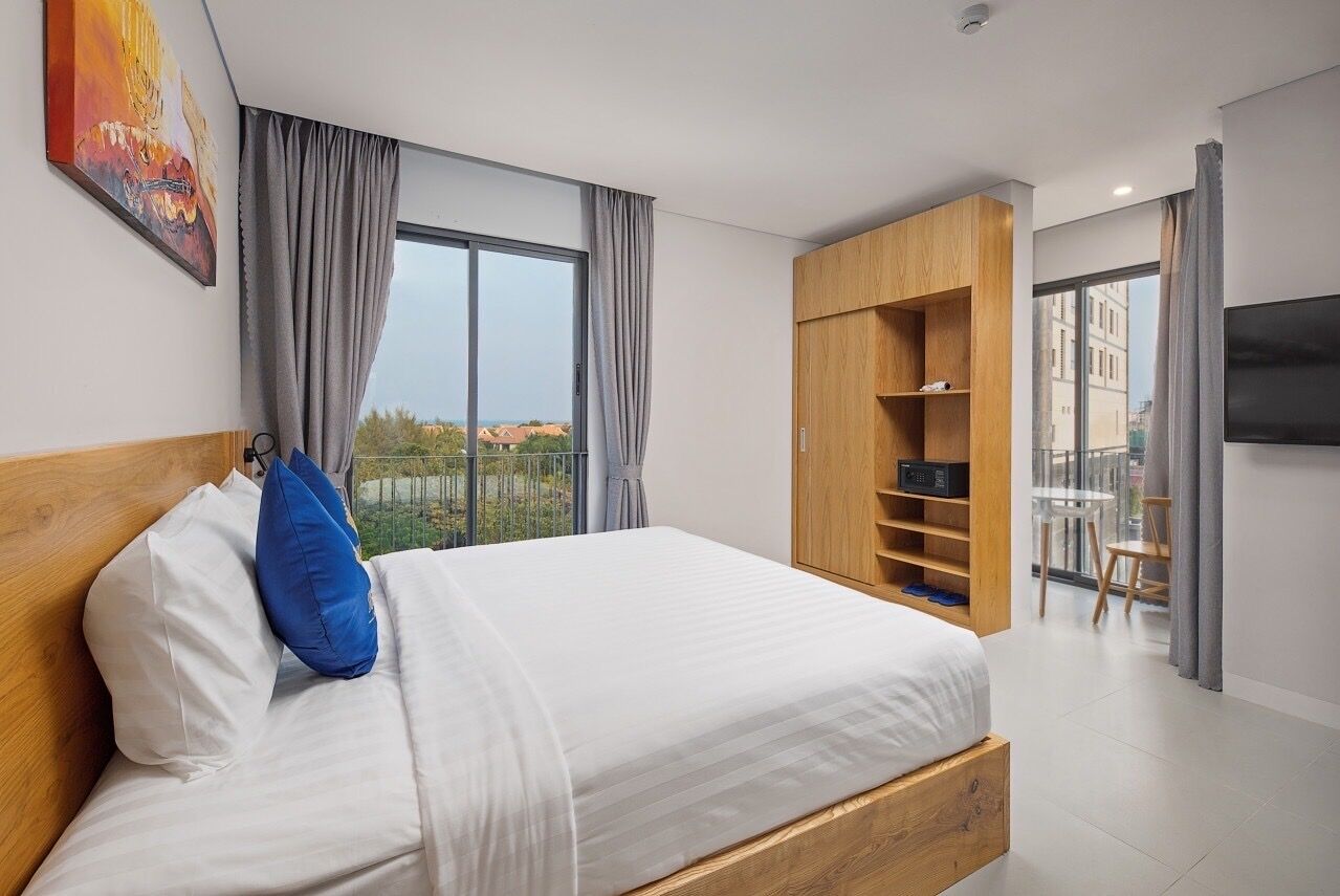 executive double room, balcony | minibar, desk, laptop workspace, blackout curtains