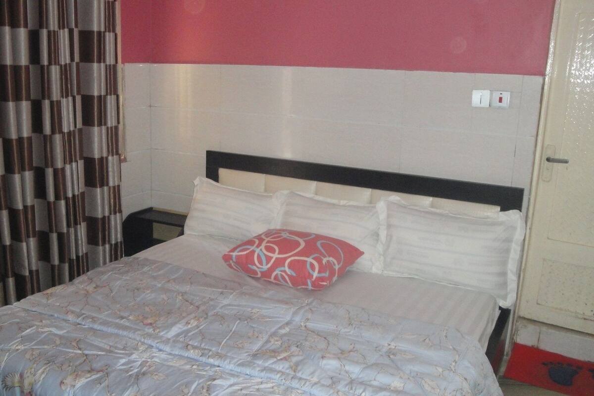 基础双人房 | 客房内保险箱、办公桌