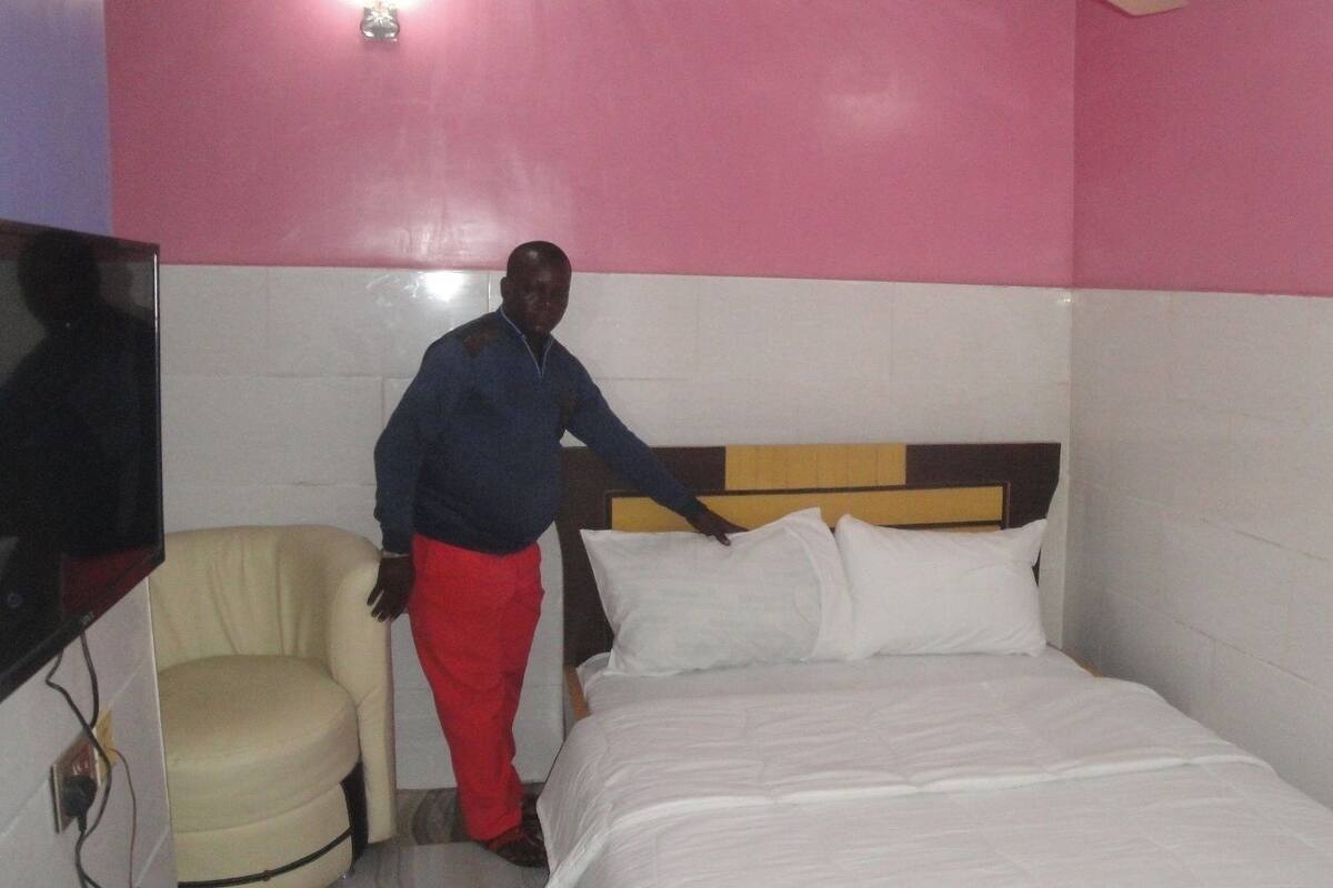 基础单人房 | 客房内保险箱、办公桌