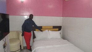 基础单人房 | 客房内保险箱、办公桌