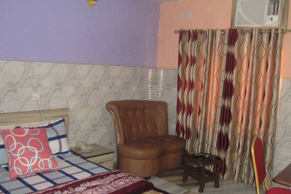 华丽双人房 | 客房内保险箱、办公桌