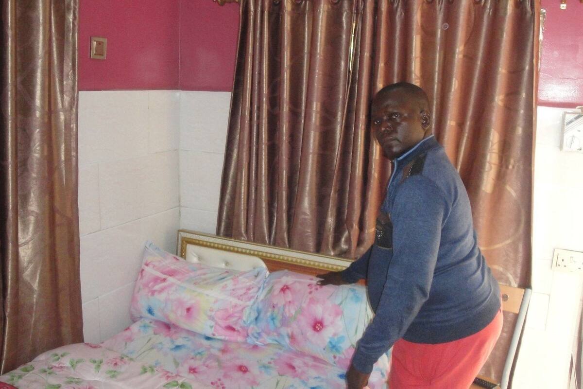 华丽单人房 | 客房内保险箱、办公桌