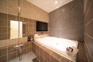 Standard Double Room | Bathroom | Separate tub and shower, jetted tub, free toiletries, hair dryer - Hotel Secret Veny - Adults Only (Tokyo)