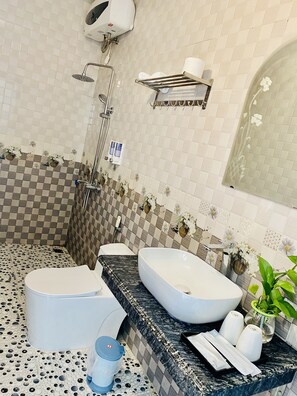 Douche, articles de toilette gratuits, sĂšche-cheveux, chaussons