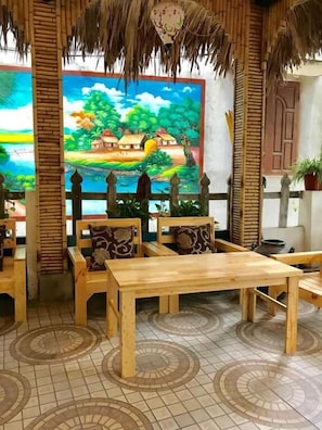 Phục vụ bữa sáng, bữa trưa và bữa tối