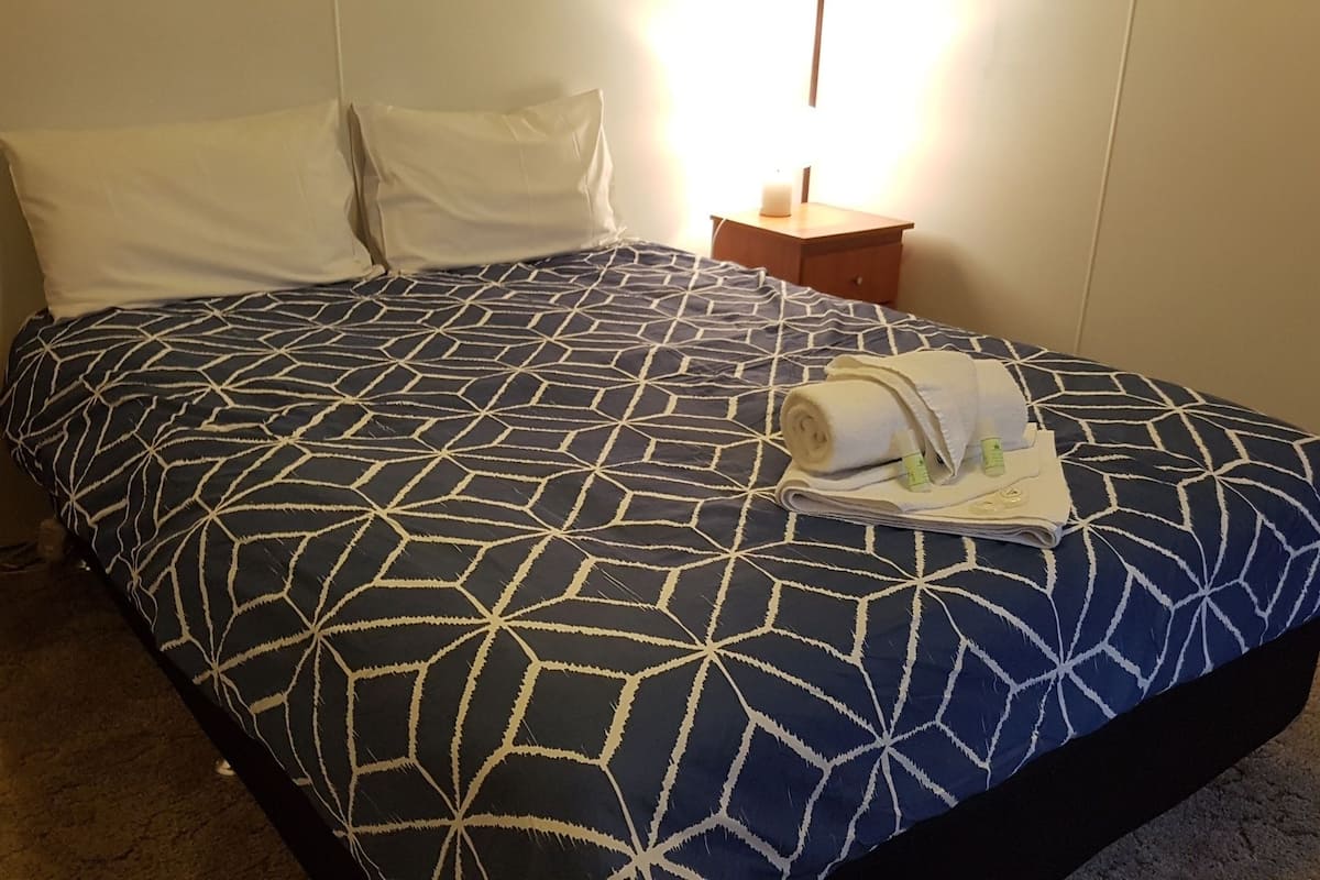 Cabaña económica, 1 cama Queen size, para no fumadores | Decoración personalizada, muebles diferentes y insonorización