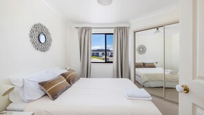 3 bedrooms, iron/ironing board, internet, bed sheets
