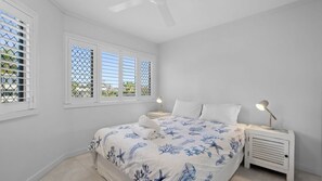 2 bedrooms, desk, iron/ironing board, WiFi - Unit 9 'Coolum Blueseas' (Coolum Beach)