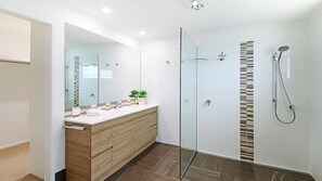 Kostenlose Toilettenartikel, Haartrockner, Handtücher