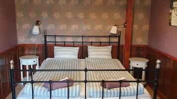 Tabla de planchar con plancha, wifi gratis y ropa de cama