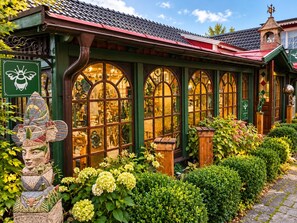 A traditional building with arched windows and a green facade. - Nymans Bed & Breakfast (Karlsborg)