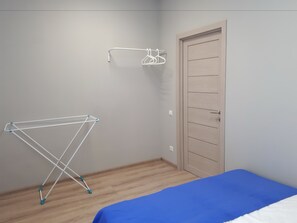 Tremannsrom – familie, delt bad | Skrivebord, blendingsgardiner, strykejern/-brett og wi-fi (inkludert)